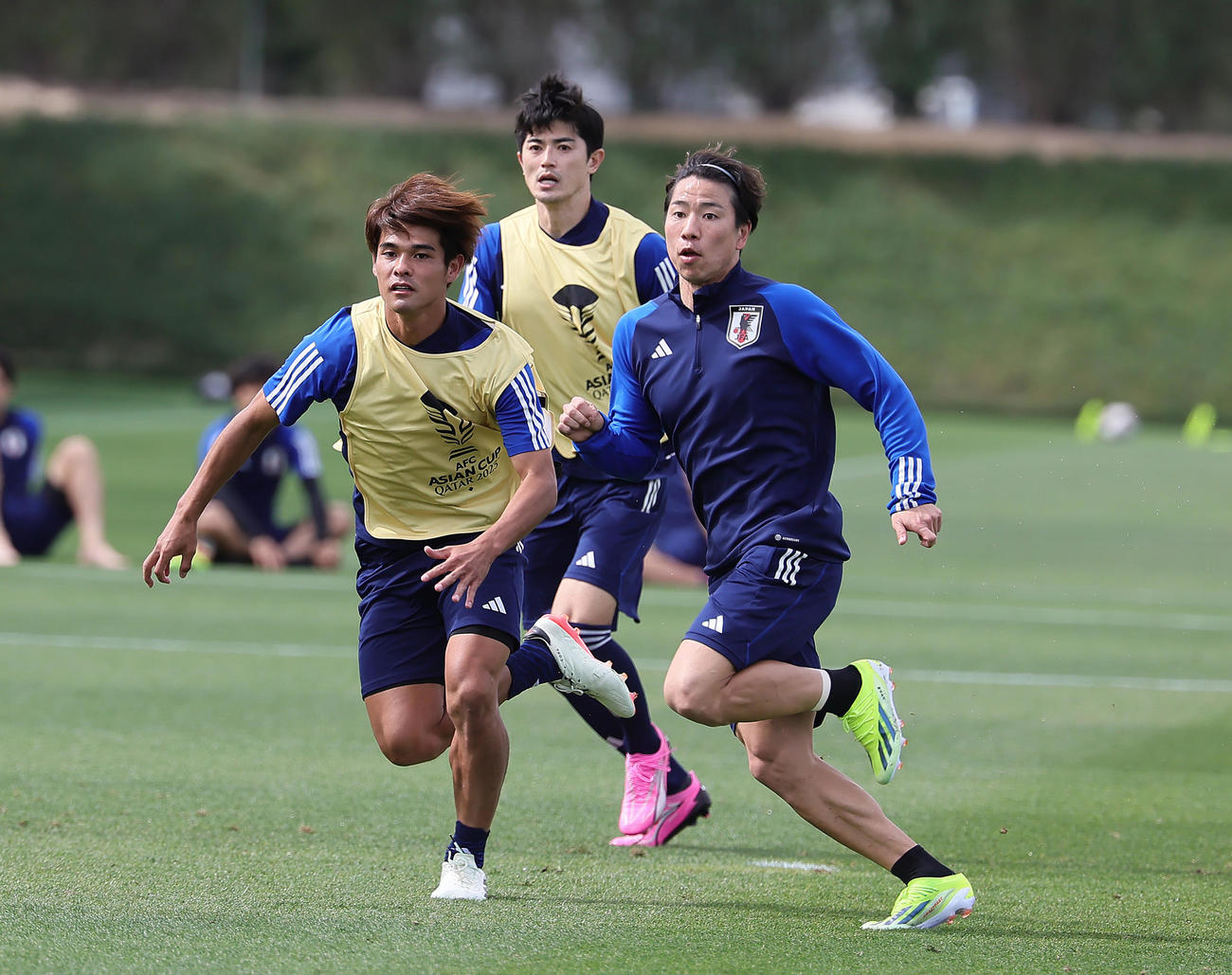 練習でボールを追う、左から佐野、谷口、浅野（撮影・足立雅史）