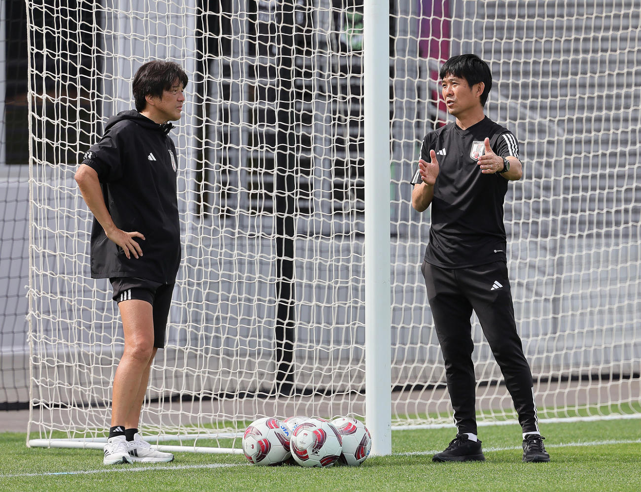 練習を前に会話を交わす森保監督（右）と名波コーチ（撮影・足立雅史）