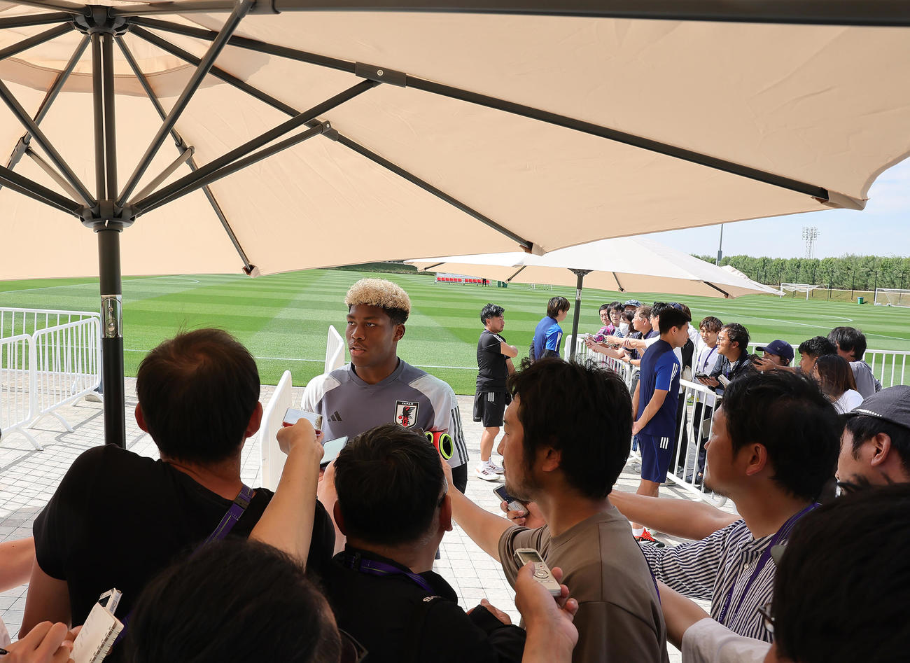 練習後の取材に応じるGK鈴木（撮影・足立雅史）