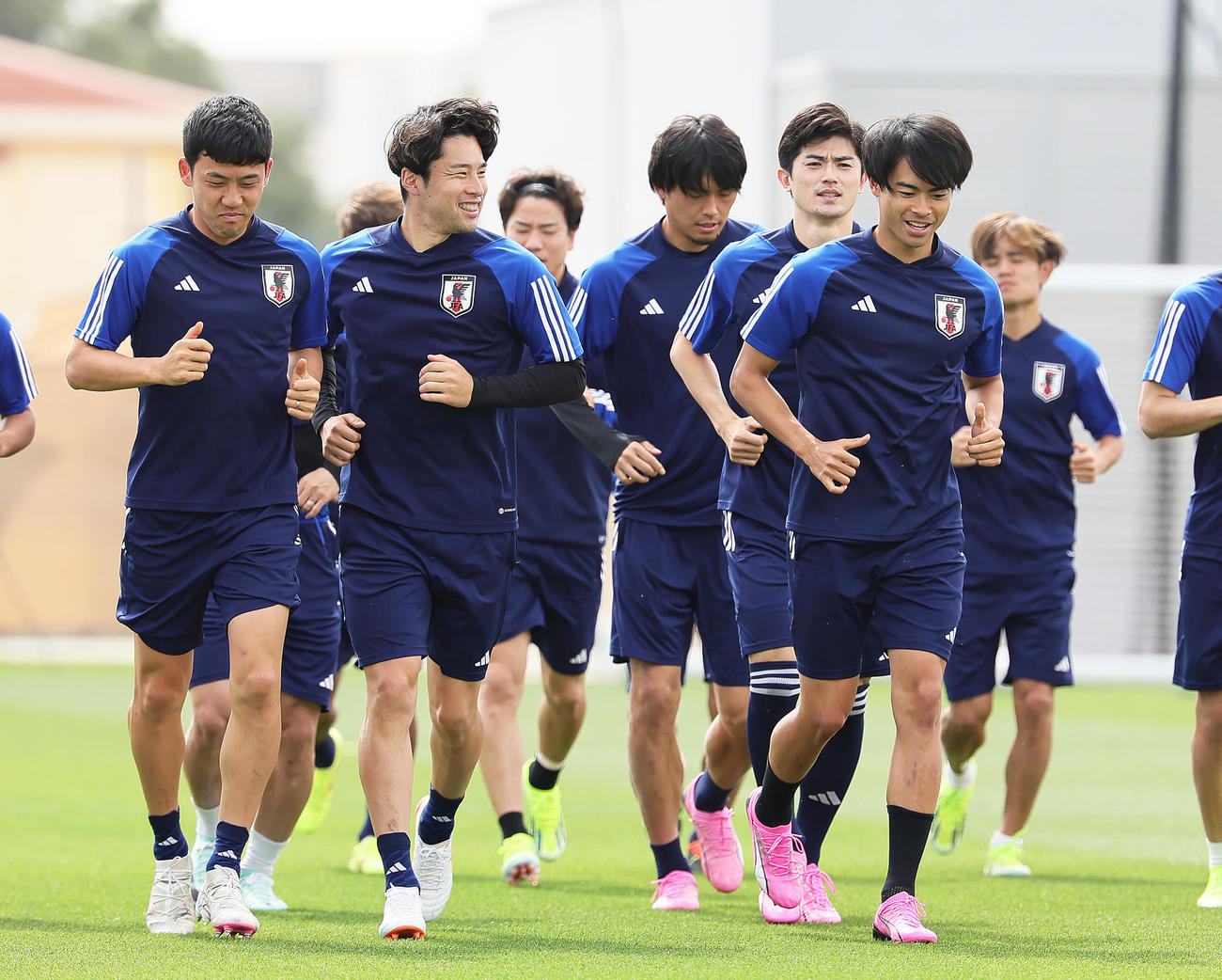 リラックスした様子でランニングする、左から遠藤、中山、町田、谷口、三笘（撮影・足立雅史）