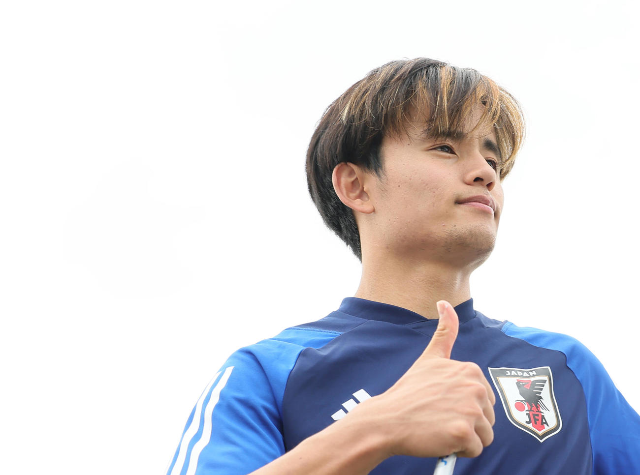 サムズアップポーズを決める久保（撮影・足立雅史）