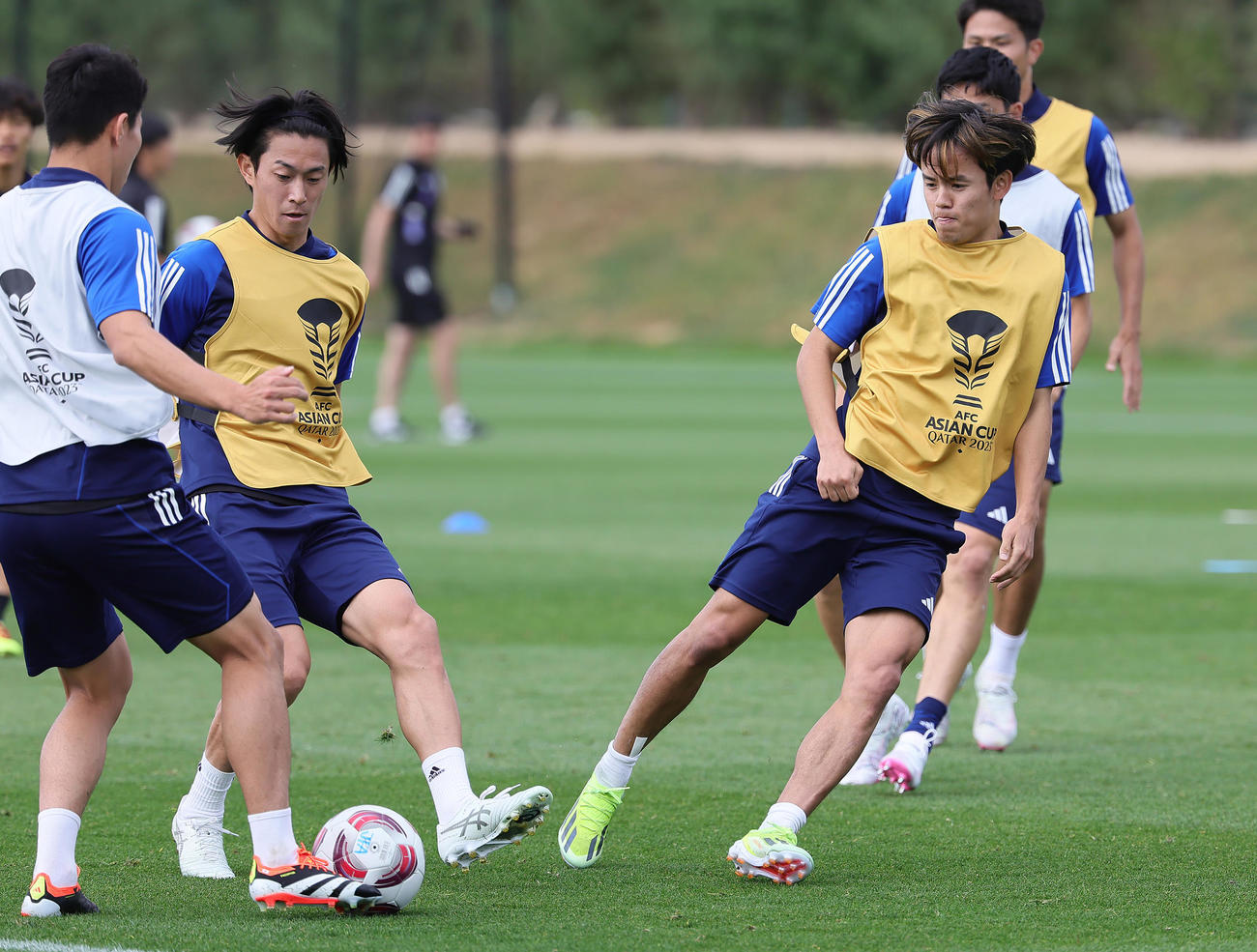 練習でボールを追う毎熊（左）と久保（撮影・足立雅史）