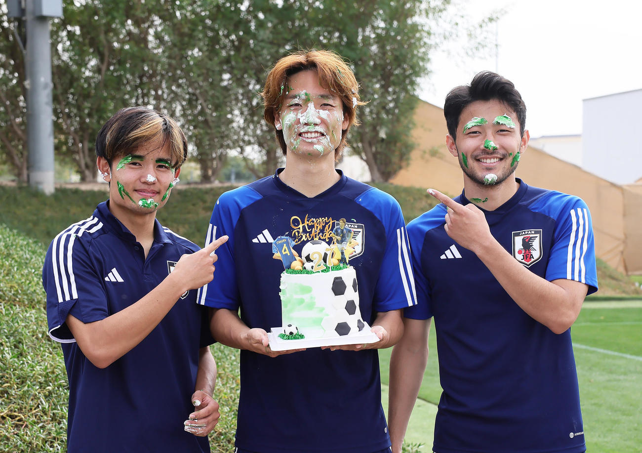 この日、誕生日を迎えた板倉（中央）は久保（左）と菅原にケーキのクリームをつけられ祝福される（撮影・足立雅史）