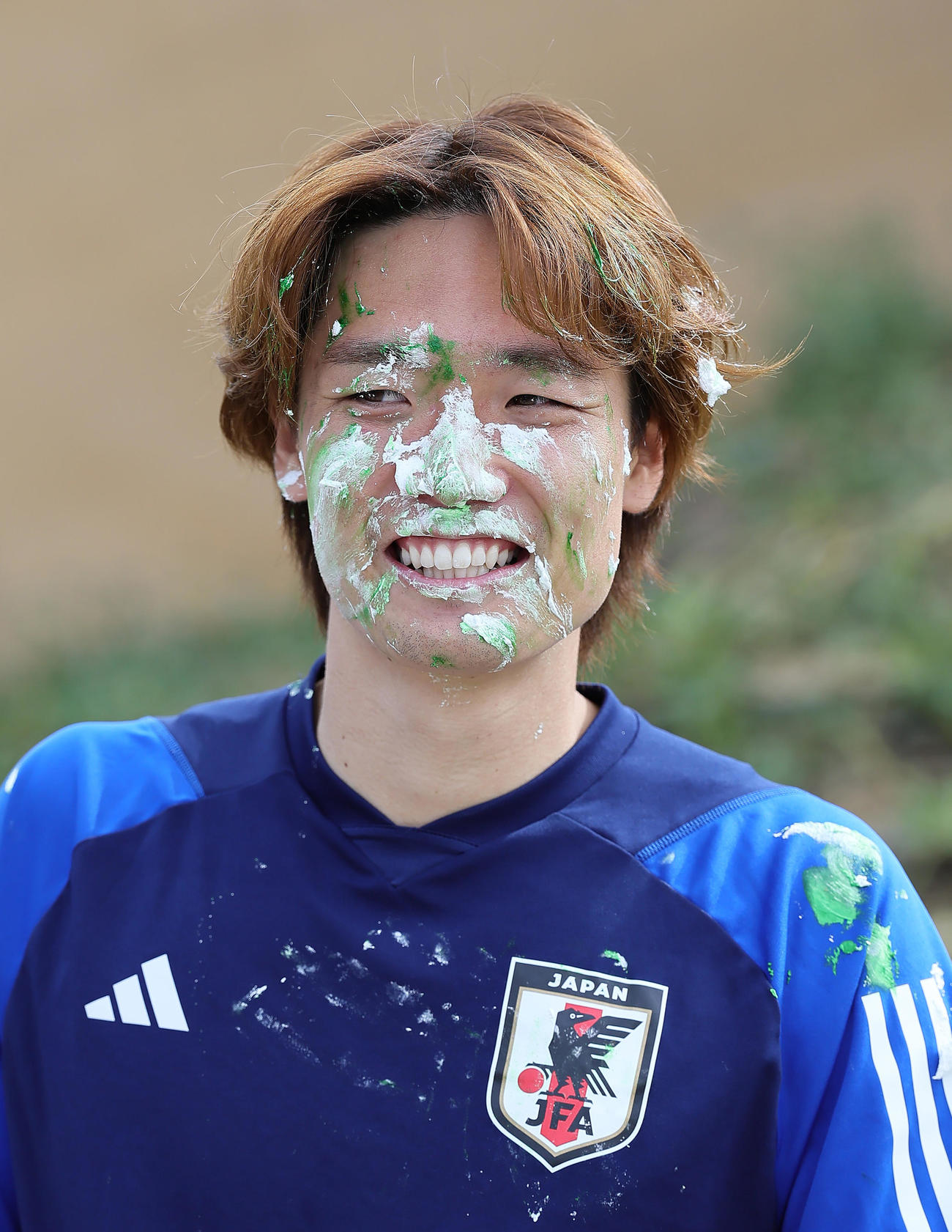 この日、誕生日を迎えた板倉はケーキのクリームをつけられ祝福される（撮影・足立雅史）