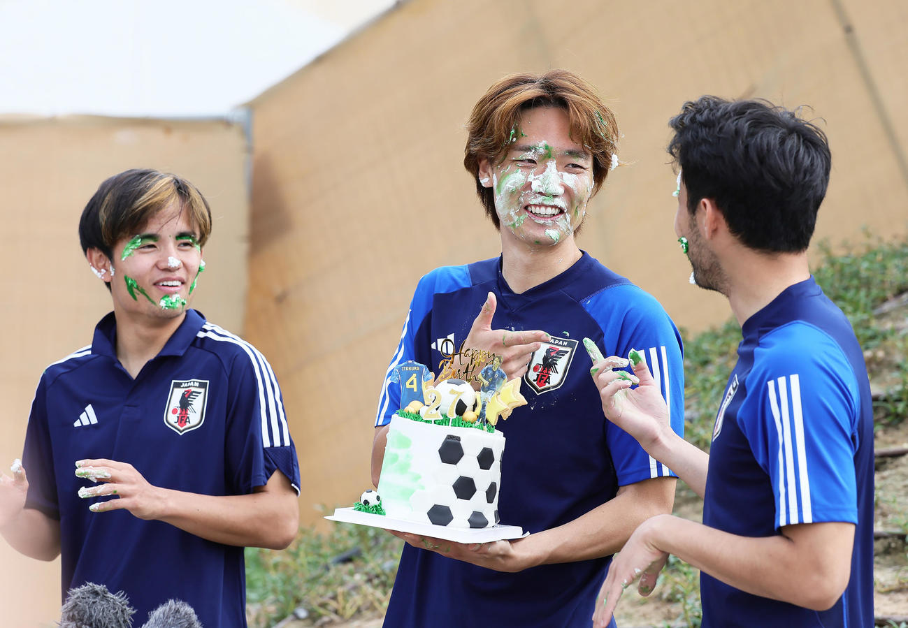 この日、誕生日を迎えた板倉（中央）は菅原（右）と久保に手荒い祝福を受ける（撮影・足立雅史）