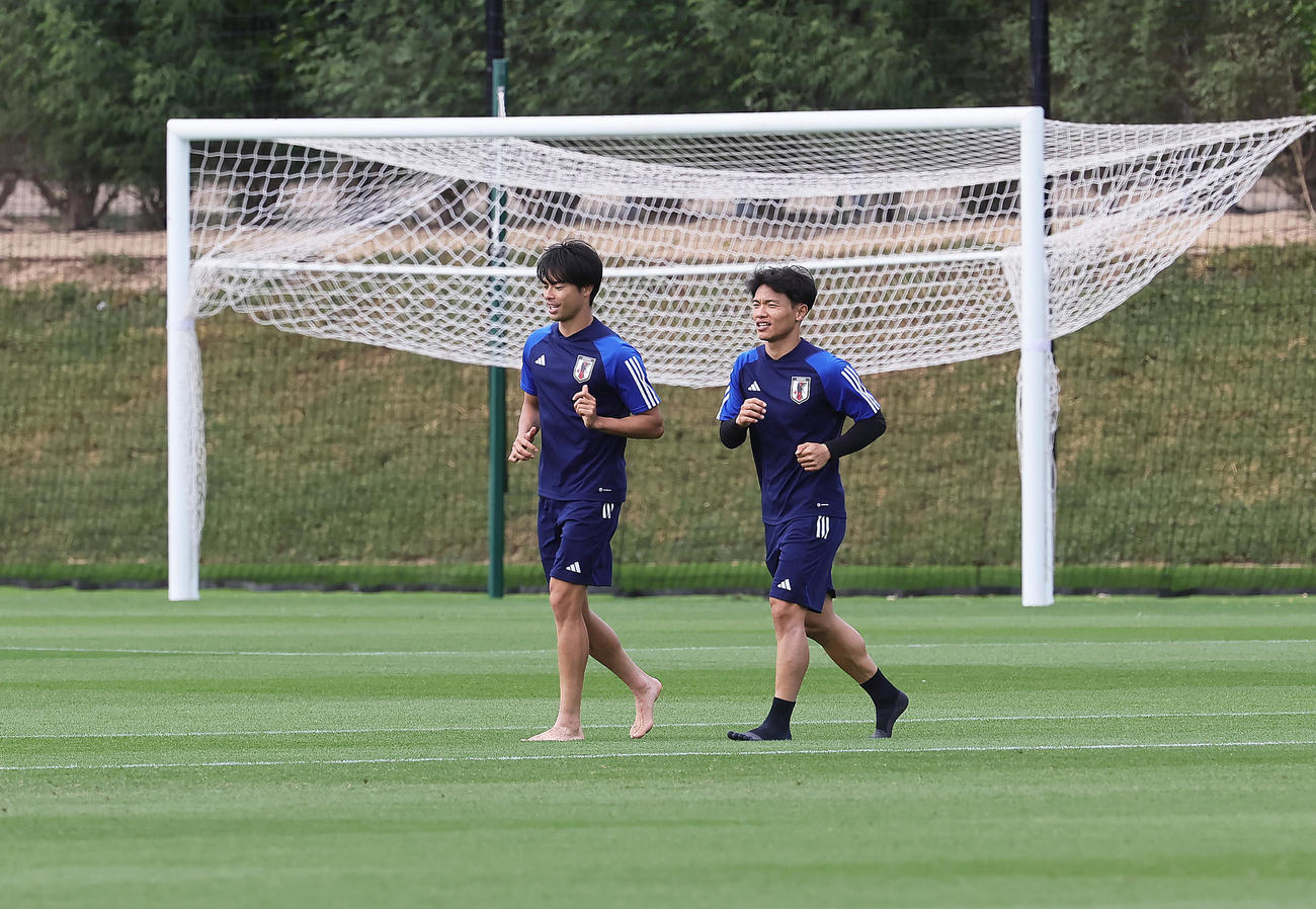 笑顔でランニングする三笘（左）と旗手（撮影・足立雅史）