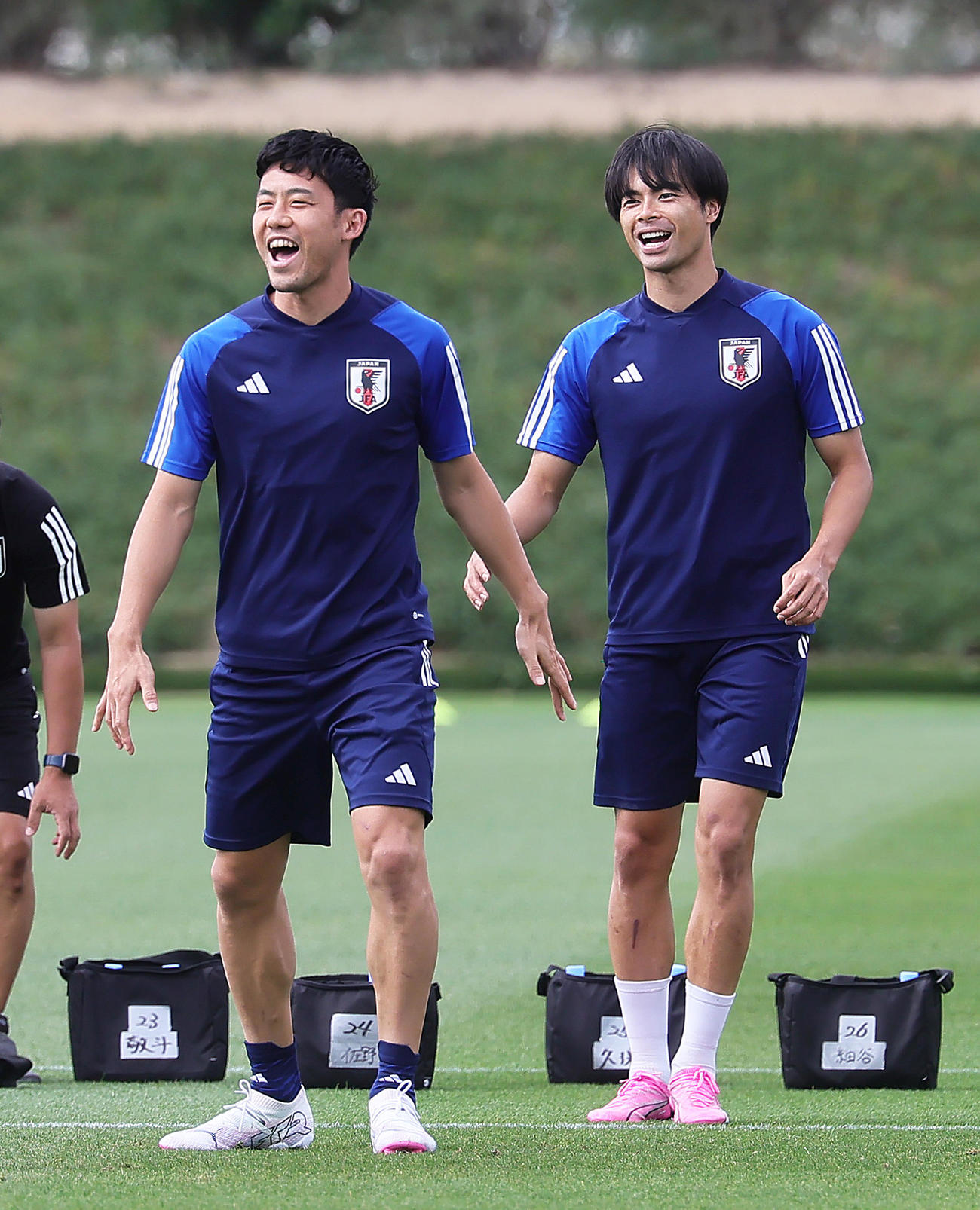 練習中、笑顔を見せる遠藤（左）と三笘（撮影・足立雅史）