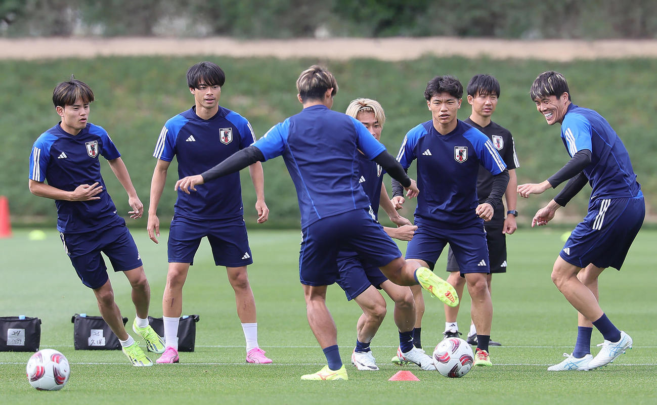 練習でボールを追う、左から久保、三笘、2人おいて旗手、冨安（撮影・足立雅史）