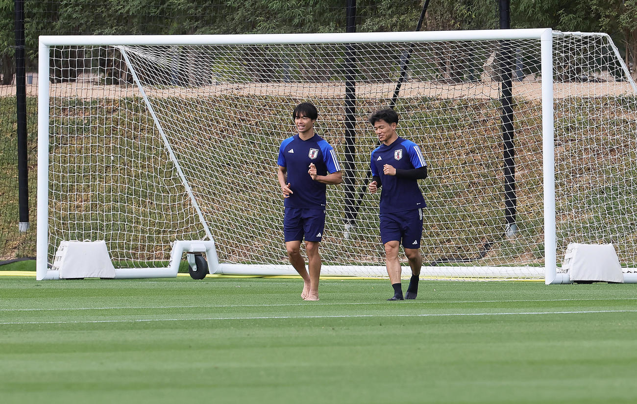 笑顔でランニングする三笘（左）と旗手（撮影・足立雅史）