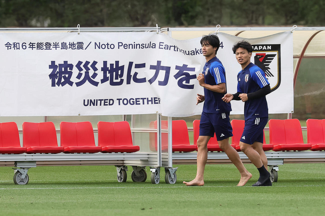 ランニングで調整する三笘（左）と旗手（撮影・足立雅史）