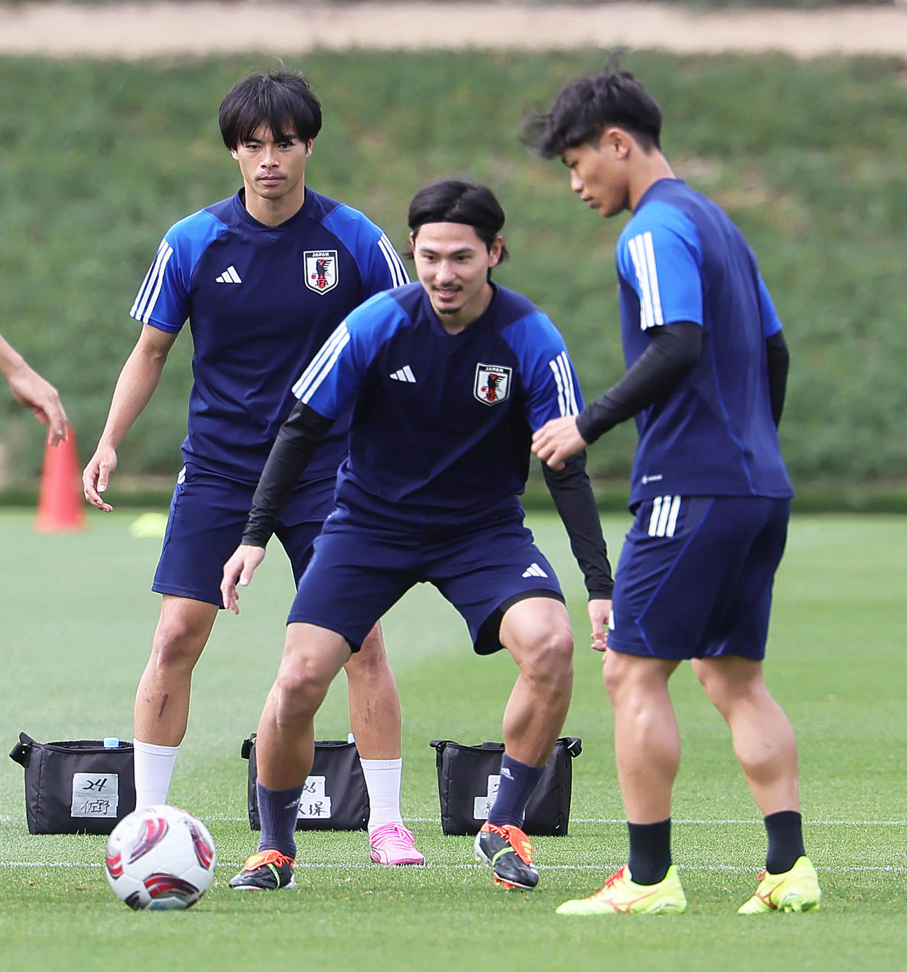 練習でボールを追う、左から三笘、南野、旗手（撮影・足立雅史）