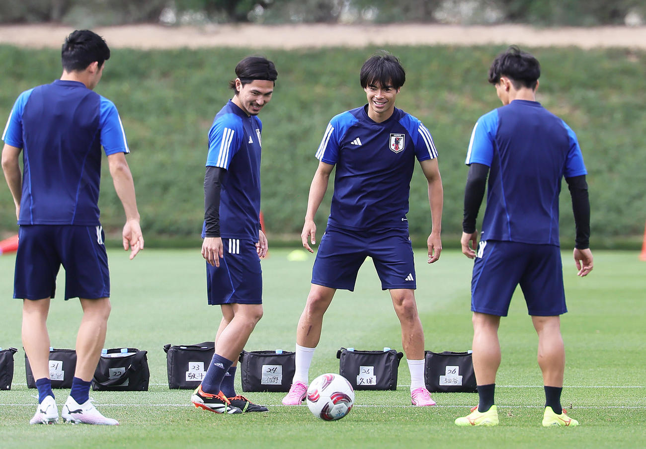 練習中、笑顔を見せる南野（中央左）と三笘（同右）（撮影・足立雅史）