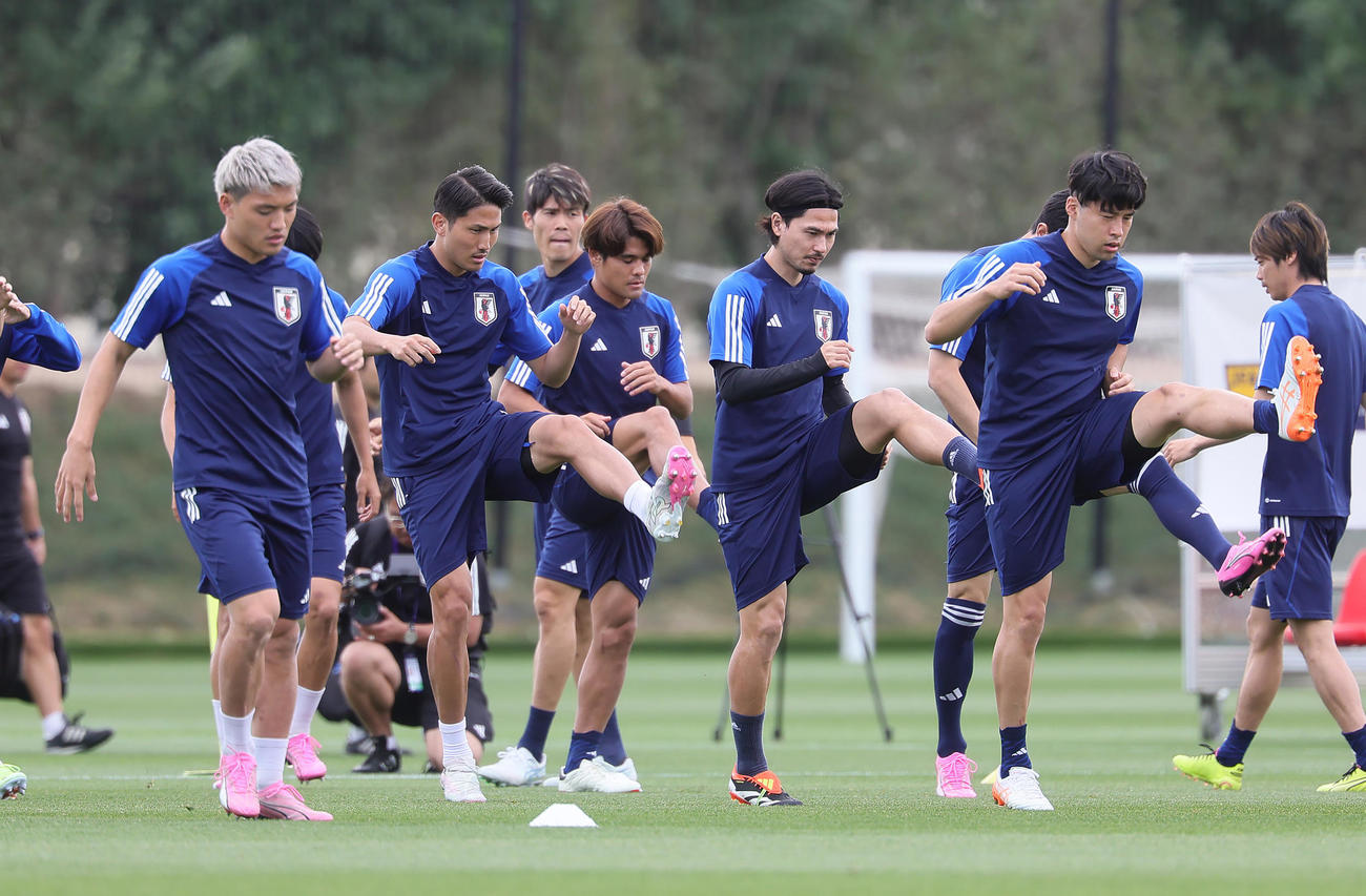 練習に臨む、左から堂安、渡辺、冨安、佐野、南野、中山（撮影・足立雅史）