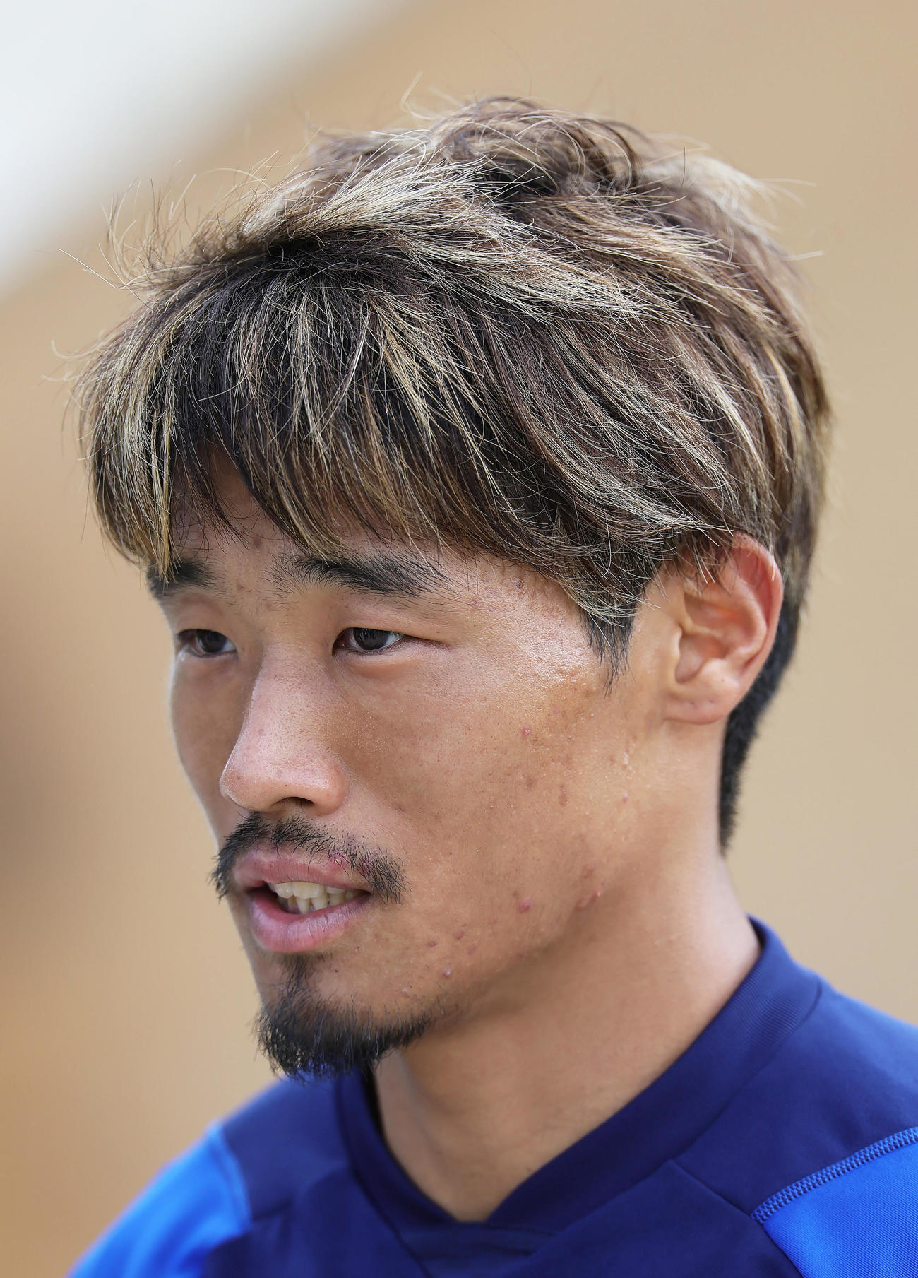 髪を切り練習に臨んだ守田（撮影・足立雅史）
