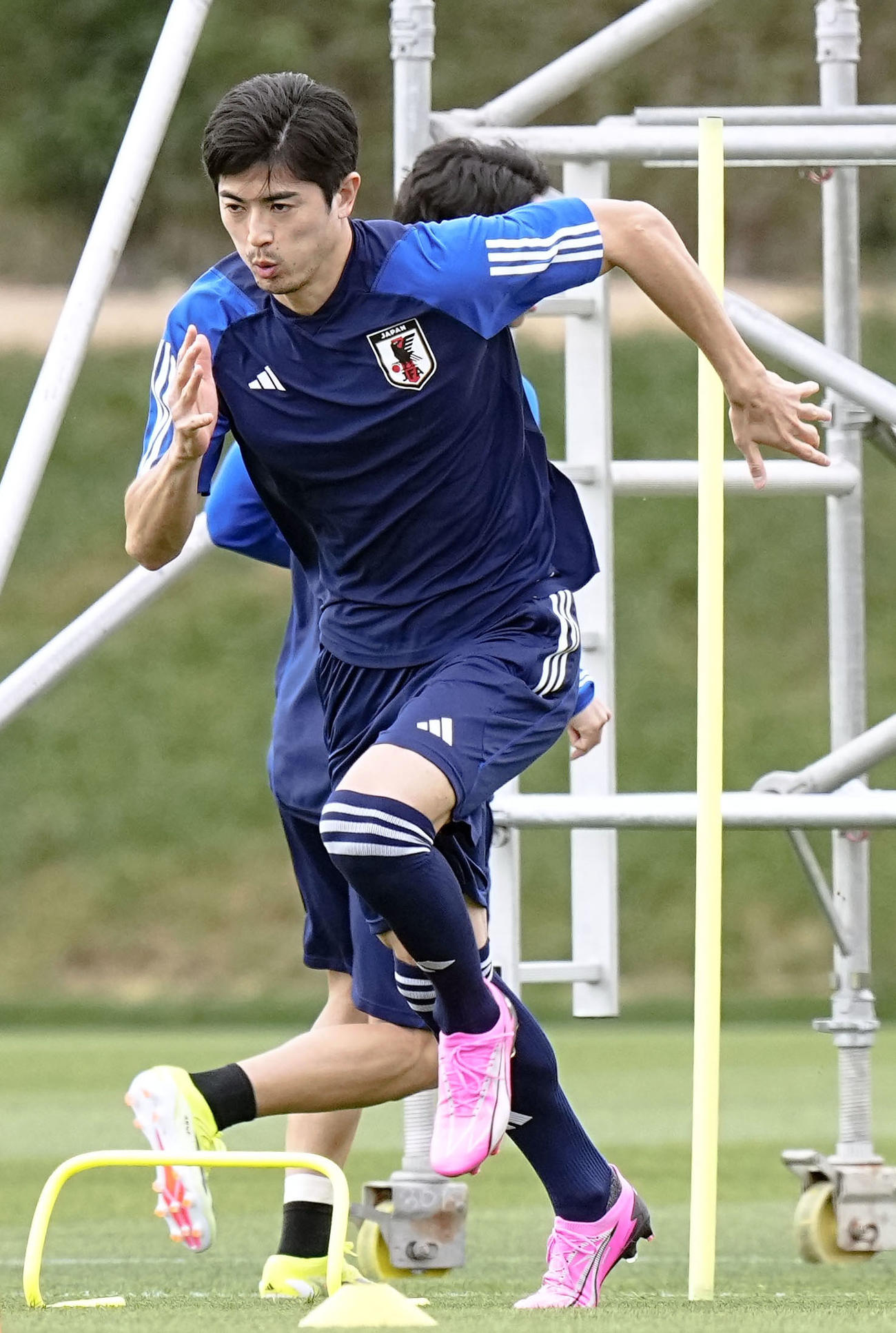 バーレーン戦に向け、調整する谷口（共同）