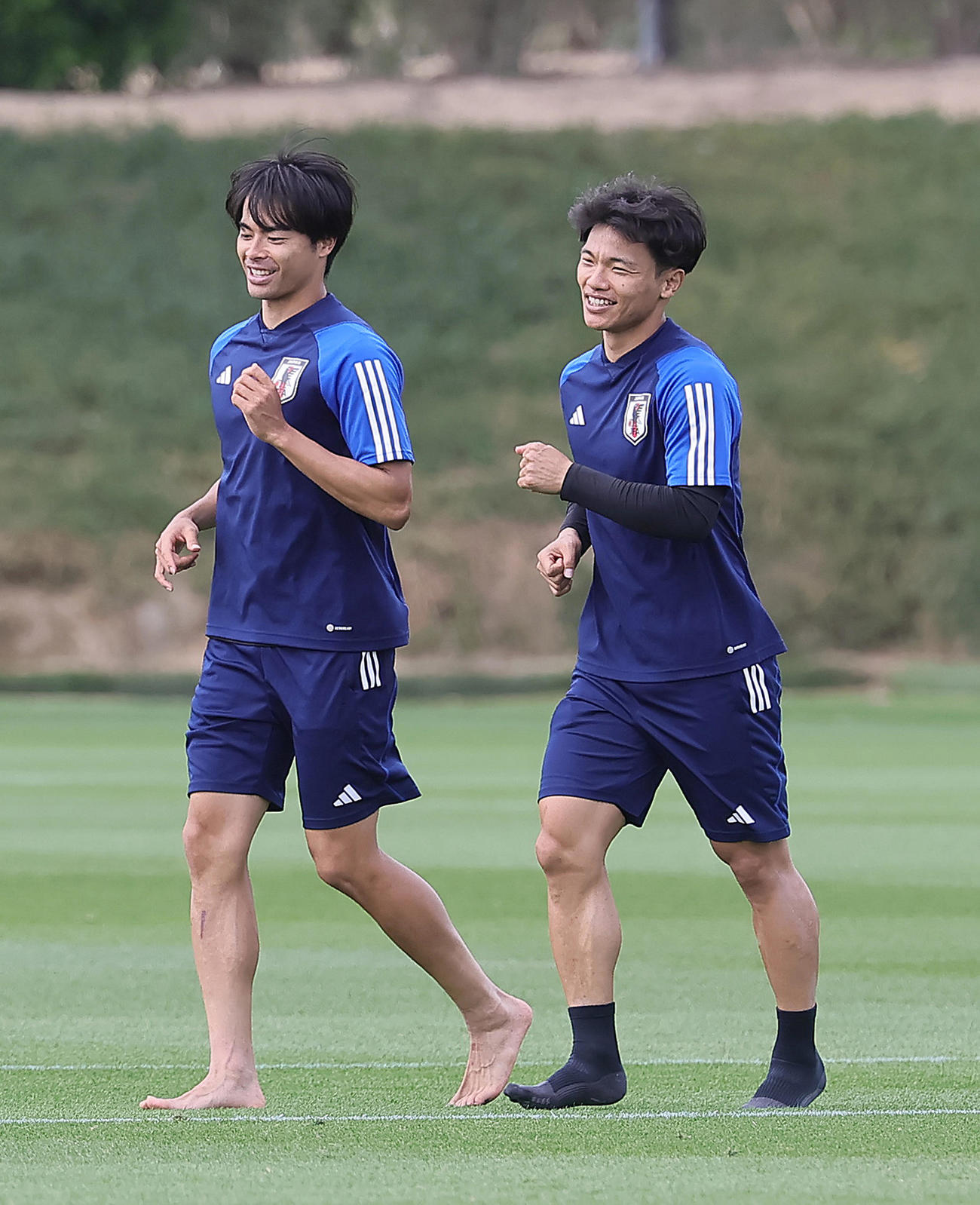 笑顔でランニングする三笘（左）と旗手（撮影・足立雅史）