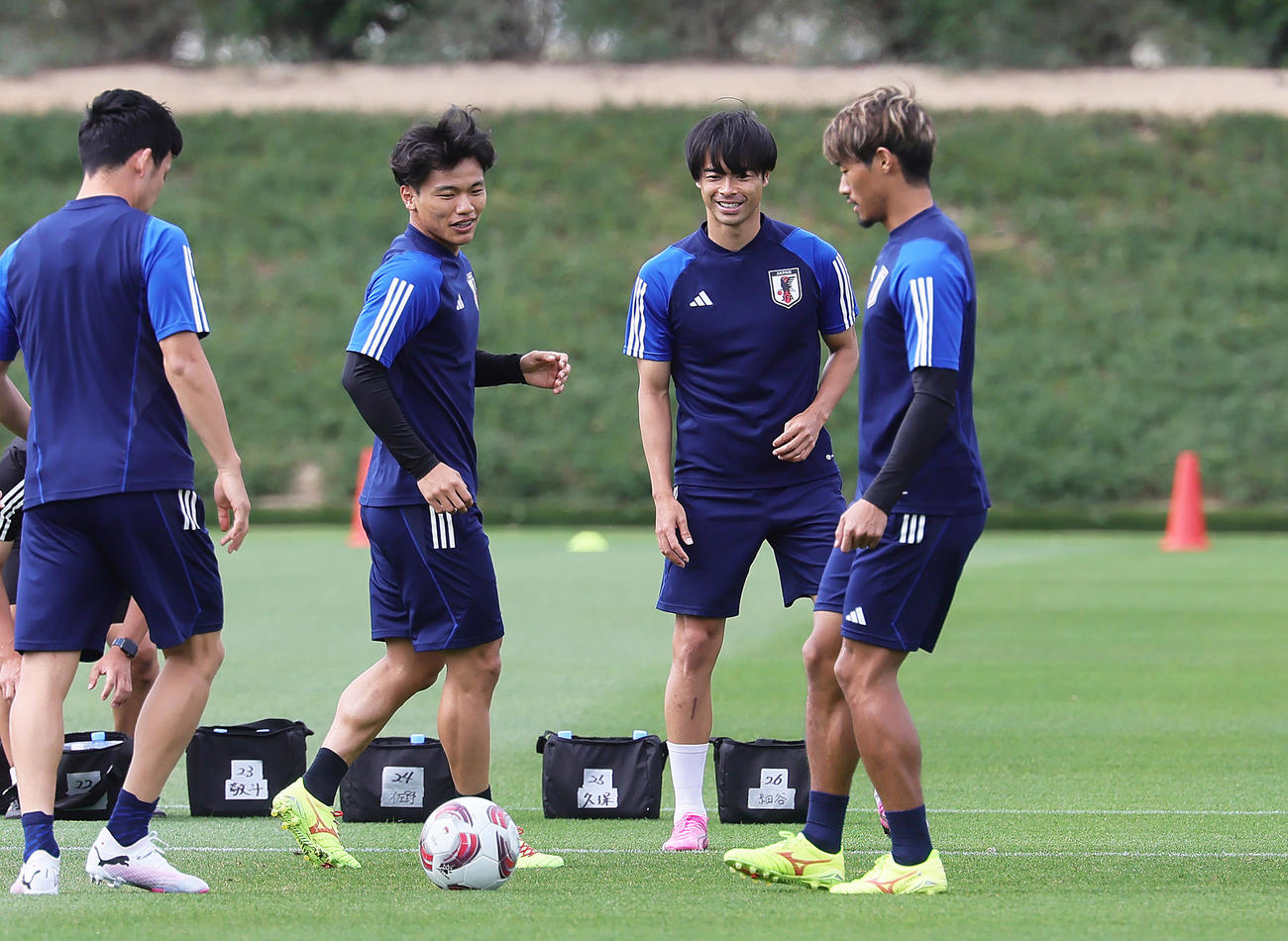 練習中、笑顔を見せる旗手（左から2人目）と三笘（同3人目）。右は守田英正（撮影・足立雅史）