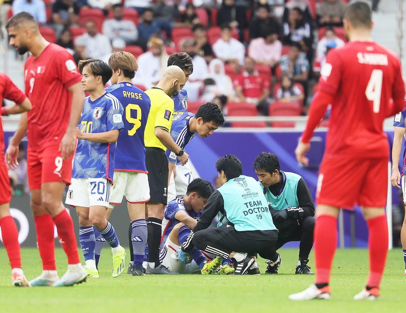日本対バーレーン　前半、負傷し左足を気にする旗手（下）（撮影・足立雅史）