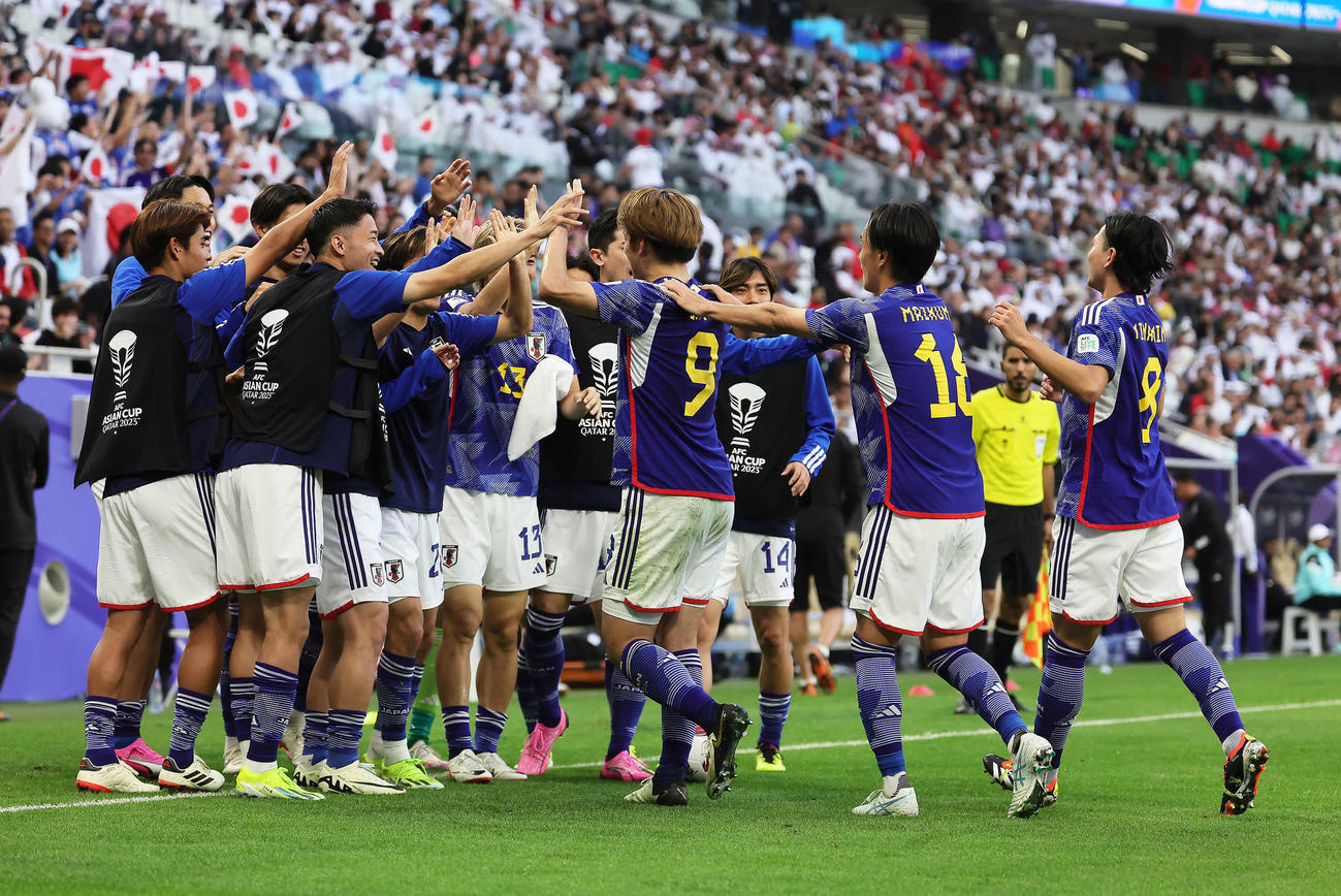 日本対バーレーン　後半、上田（9番）のゴールに盛り上がる日本代表の選手たち（撮影・足立雅史）