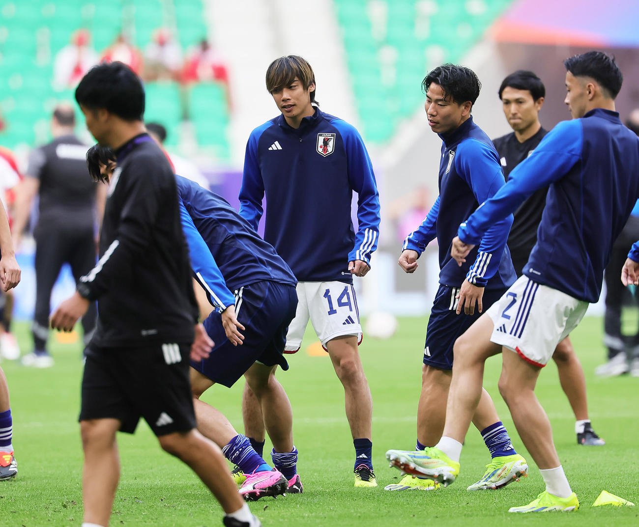 試合前、調整する伊東（中央左）ら（撮影・足立雅史）