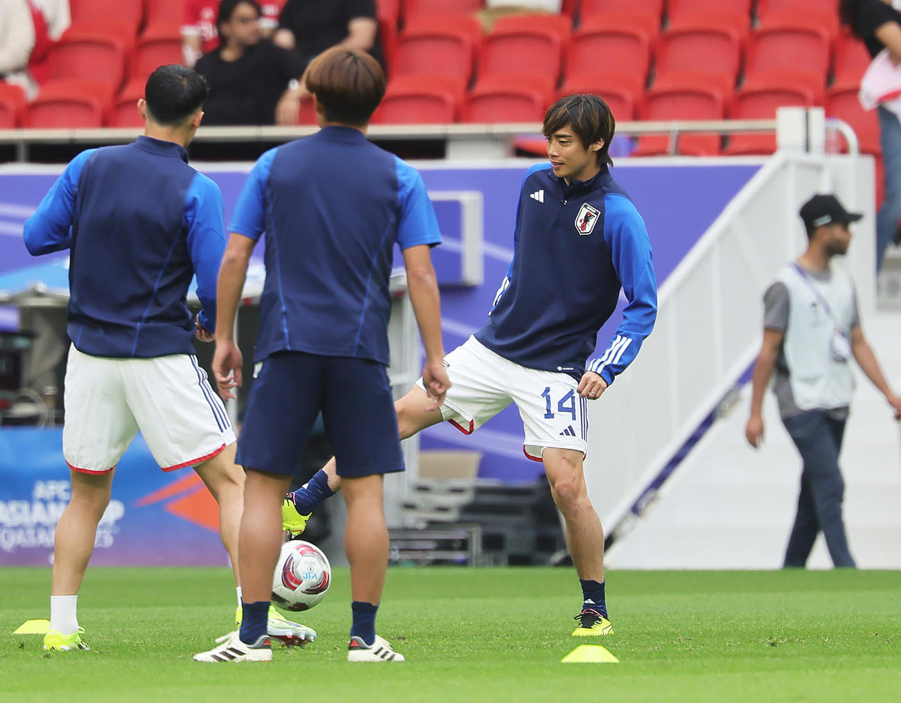 試合前、調整する伊東（右）ら（撮影・足立雅史）