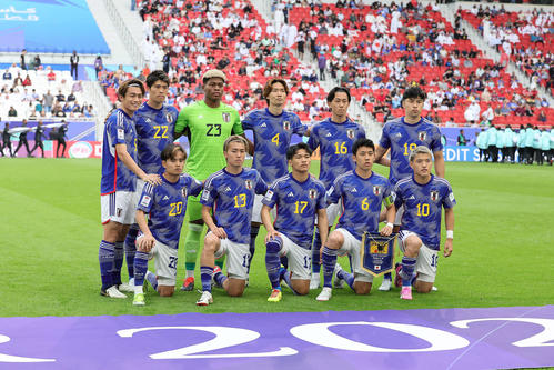 日本対バーレーン　試合前、集合写真に納まる日本代表の選手たち。前列左から久保、中村、旗手、遠藤、堂安、後列左から上田、冨安、GK鈴木、板倉、毎熊、中山（撮影・足立雅史）