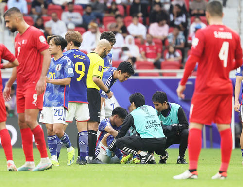 日本対バーレーン　前半、負傷し左足を気にする旗手（下）（撮影・足立雅史）
