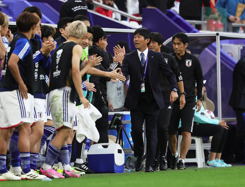 日本対バーレーン　試合に勝利しタッチを交わす森保監督（中央右）（撮影・足立雅史）