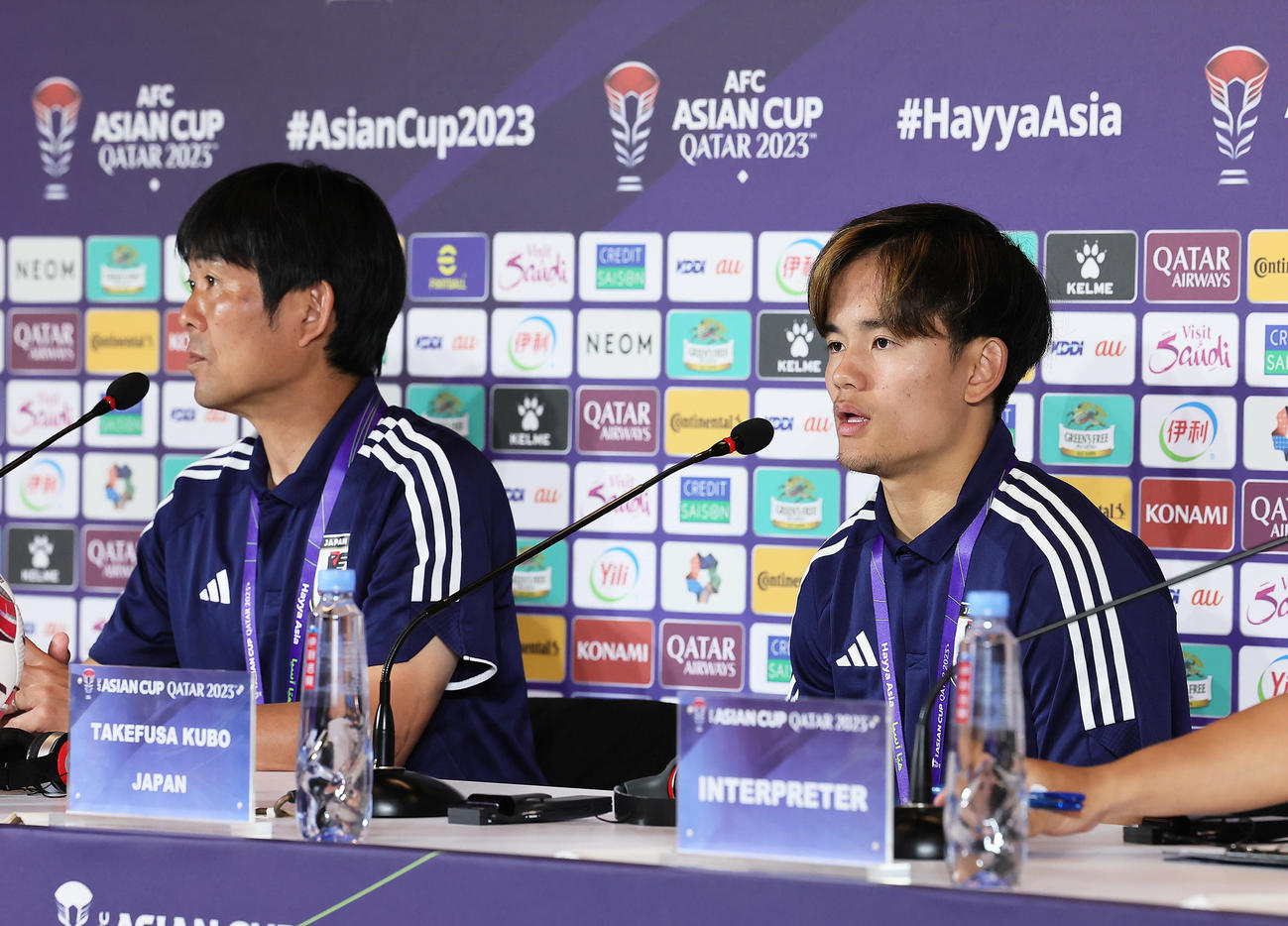 公式会見に臨む森保監督（左）と久保（撮影・足立雅史）