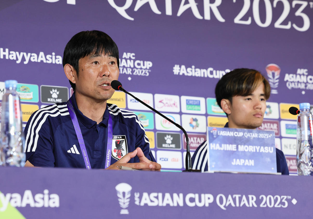 公式会見に臨む森保監督（左）と久保（撮影・足立雅史）