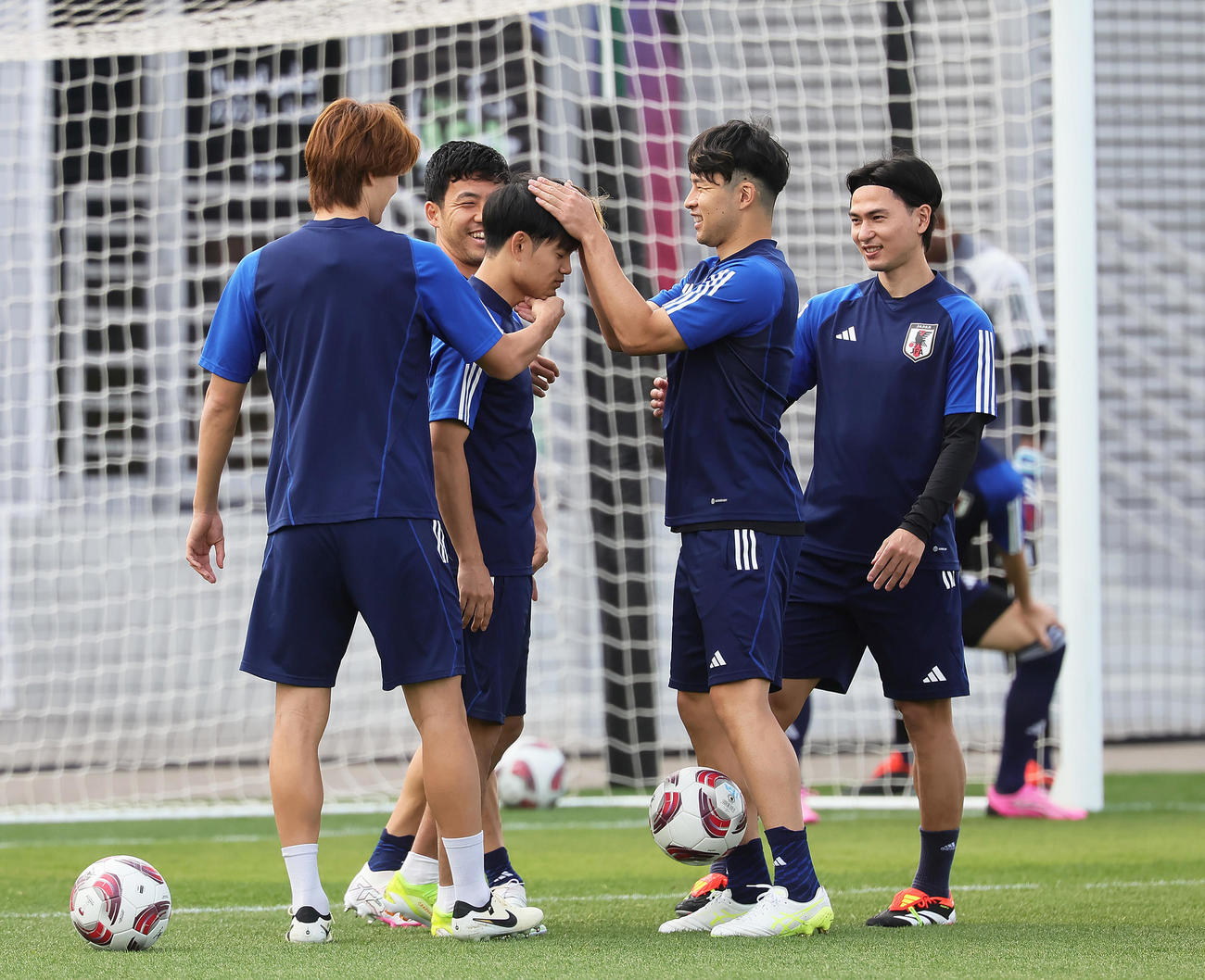 中山（中央右）に髪型をいじられる久保（同左）。右端は南野（撮影・足立雅史）