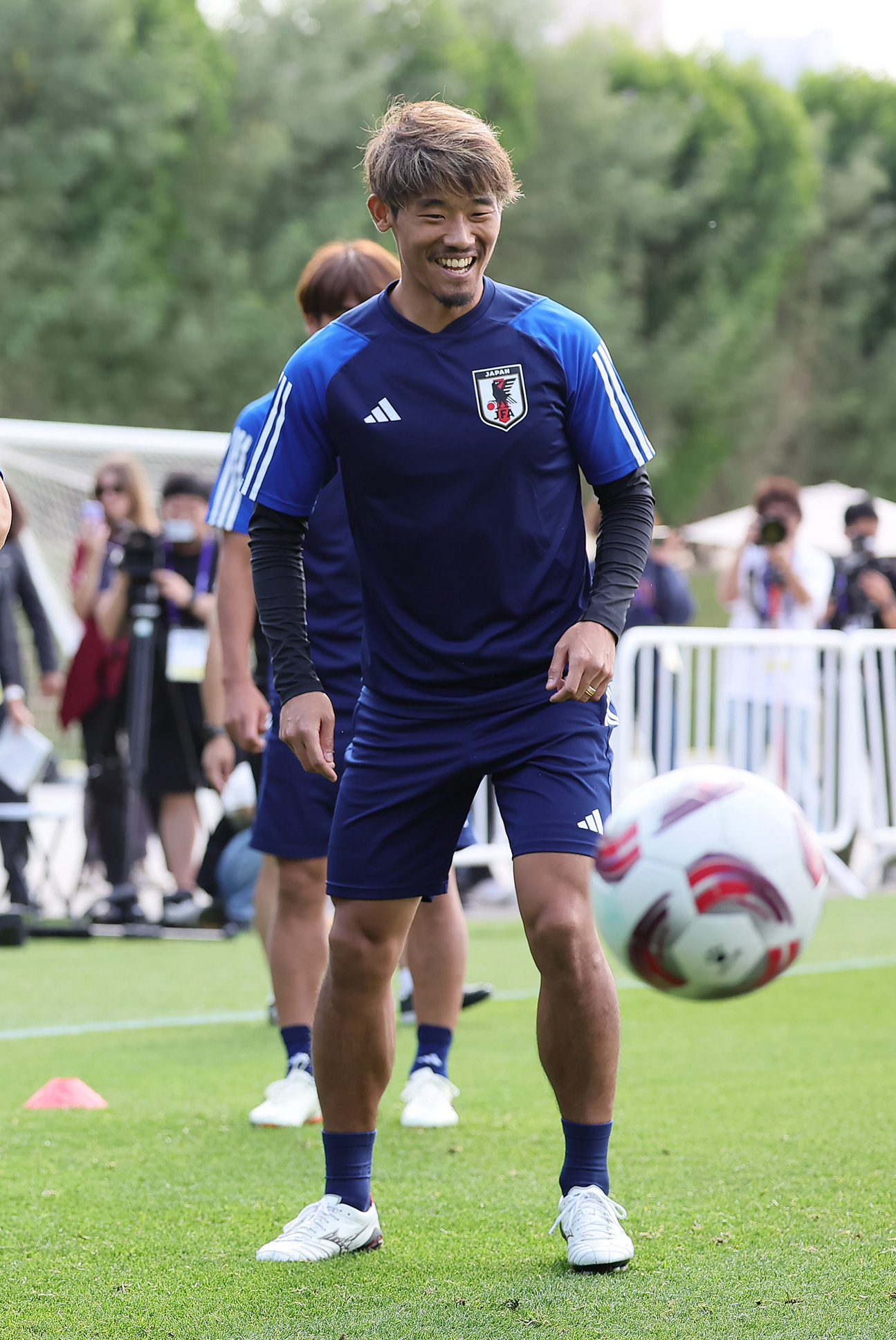 練習で笑顔を見せる守田（撮影・足立雅史）