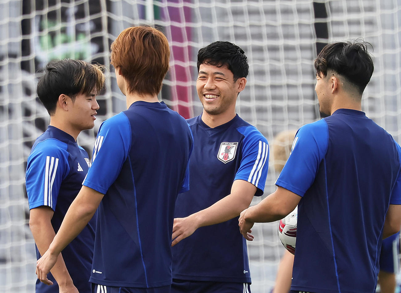 練習中、笑顔を見せる遠藤（中央）（撮影・足立雅史）