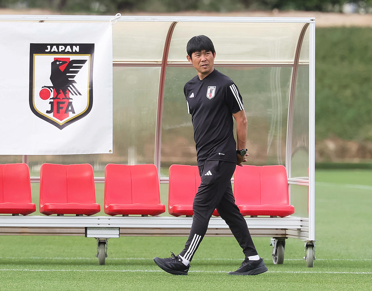 練習を見つめる森保監督（撮影・足立雅史）