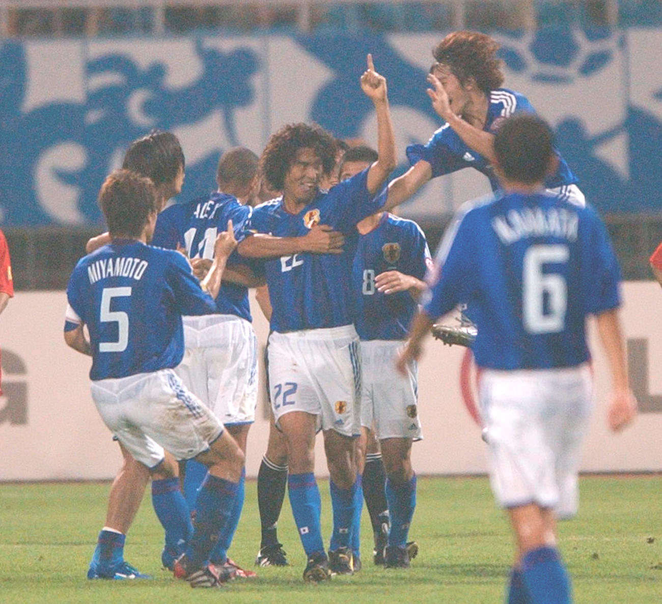 04年8月3日、アジア杯・準決勝　日本対バーレーン　後半45分、同点のゴールを決めチームメートから祝福される中沢佑二（中央）