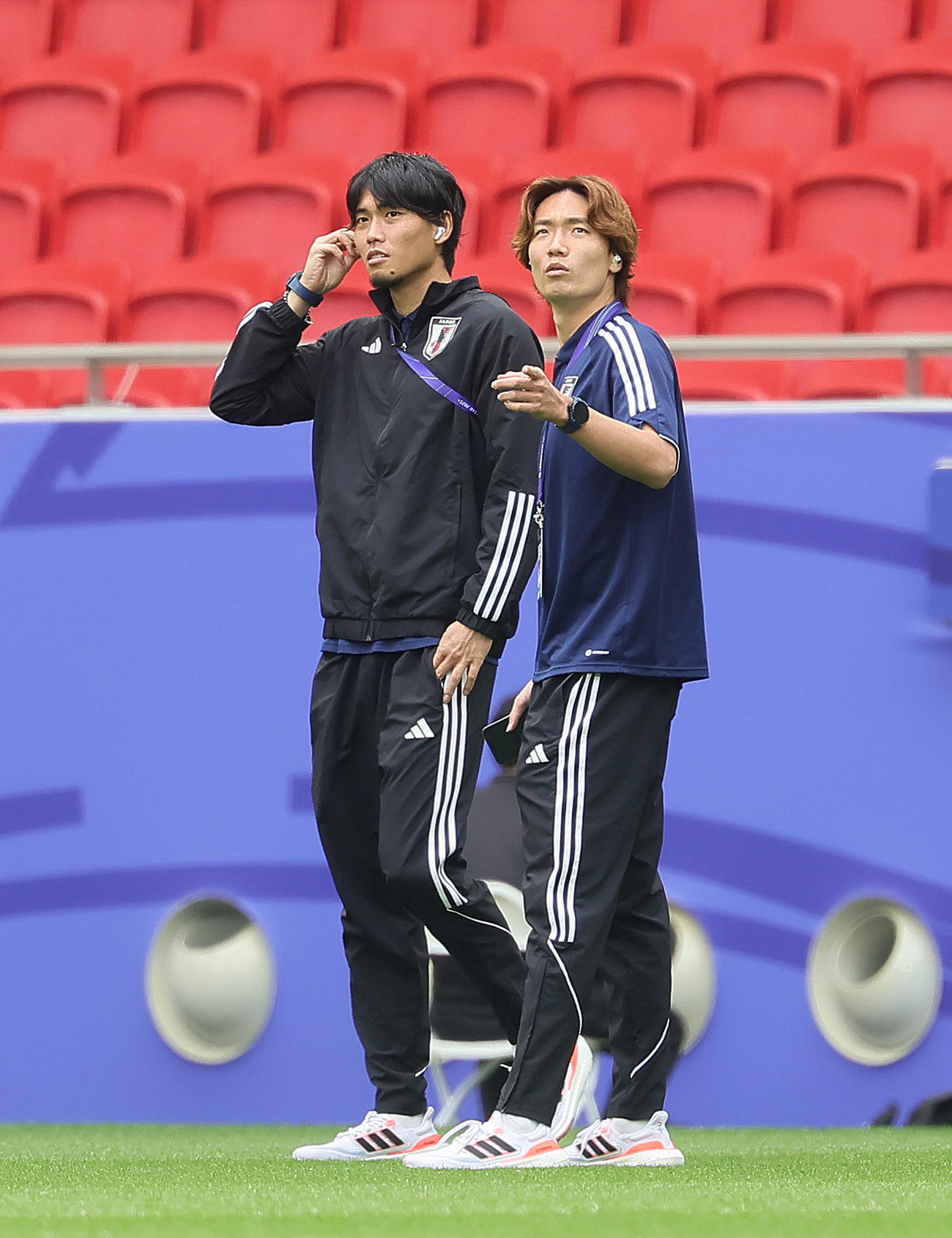 日本対バーレーン　試合前、ピッチの状態を確かめる町田（左）と板倉（撮影・足立雅史）
