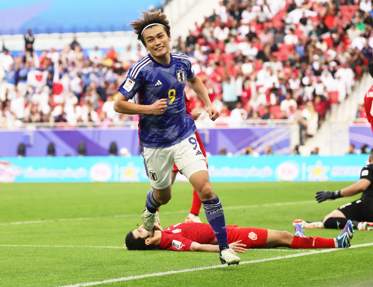 日本対バーレーン　後半、ゴールを決め笑顔を見せる上田（撮影・足立雅史）