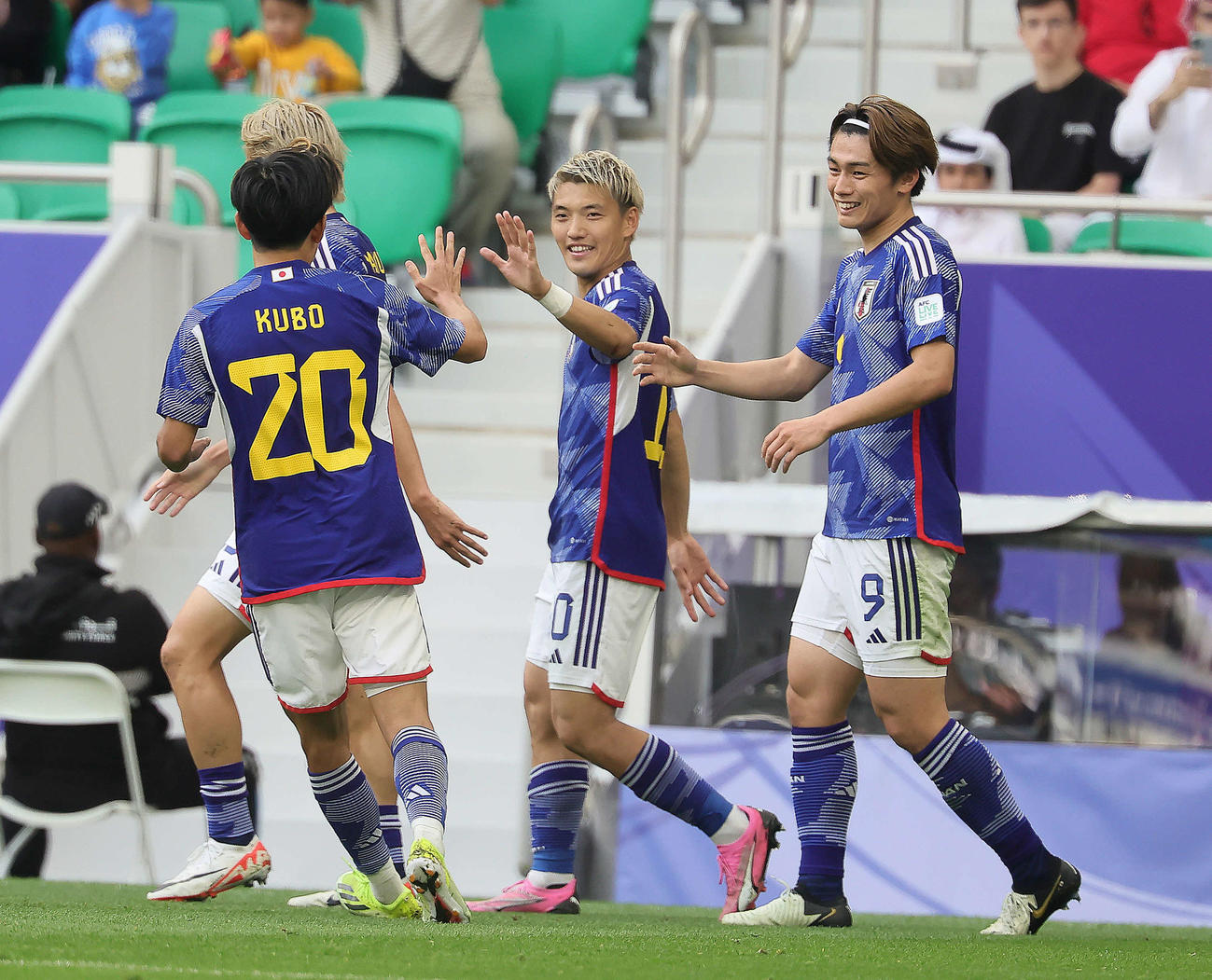 日本対バーレーン　前半、先制ゴールを決め喜び合う堂安（中央）、上田（右）ら（撮影・足立雅史）