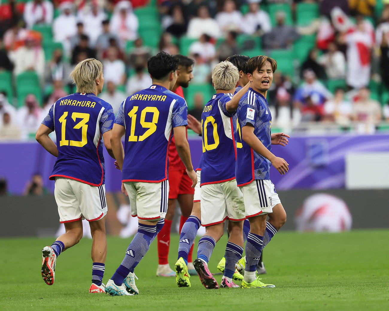 日本対バーレーン　後半、ゴールを決め喜ぶ久保（右）（撮影・足立雅史）
