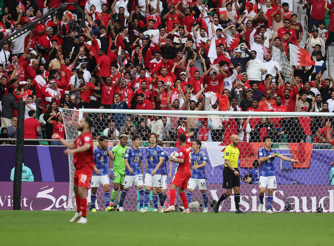 日本対バーレーン　後半、失点し肩を落とすGK鈴木ら日本代表の選手たち（撮影・足立雅史）