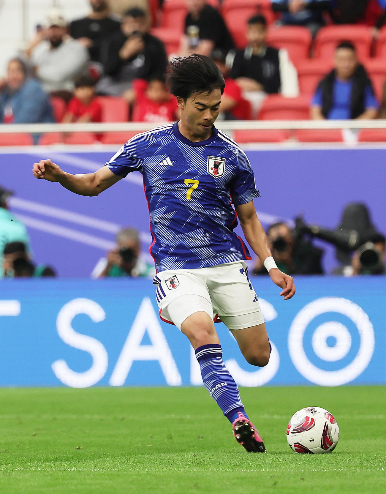 日本対バーレーン　後半、攻め込む三笘（撮影・足立雅史）