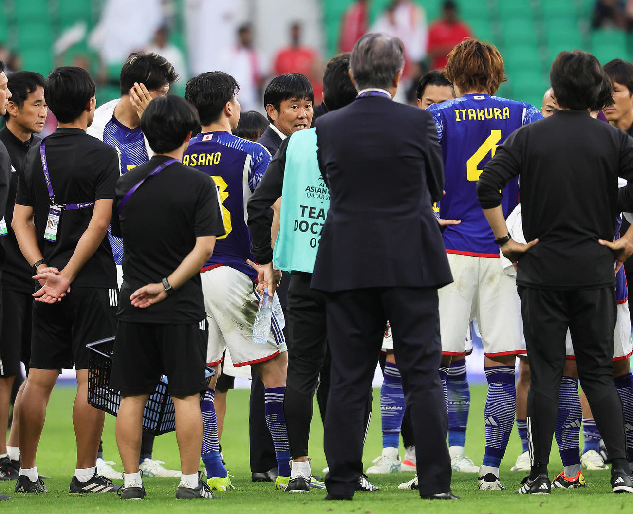 日本対バーレーン　試合に勝利し、円陣で話す森保監督（中央）（撮影・足立雅史）