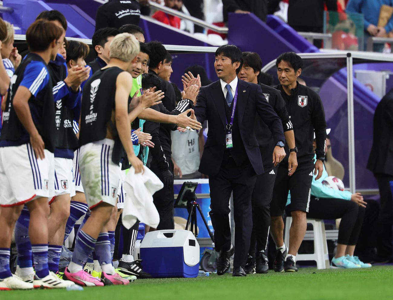 日本対バーレーン　試合に勝利しタッチを交わす森保監督（中央右）（撮影・足立雅史）