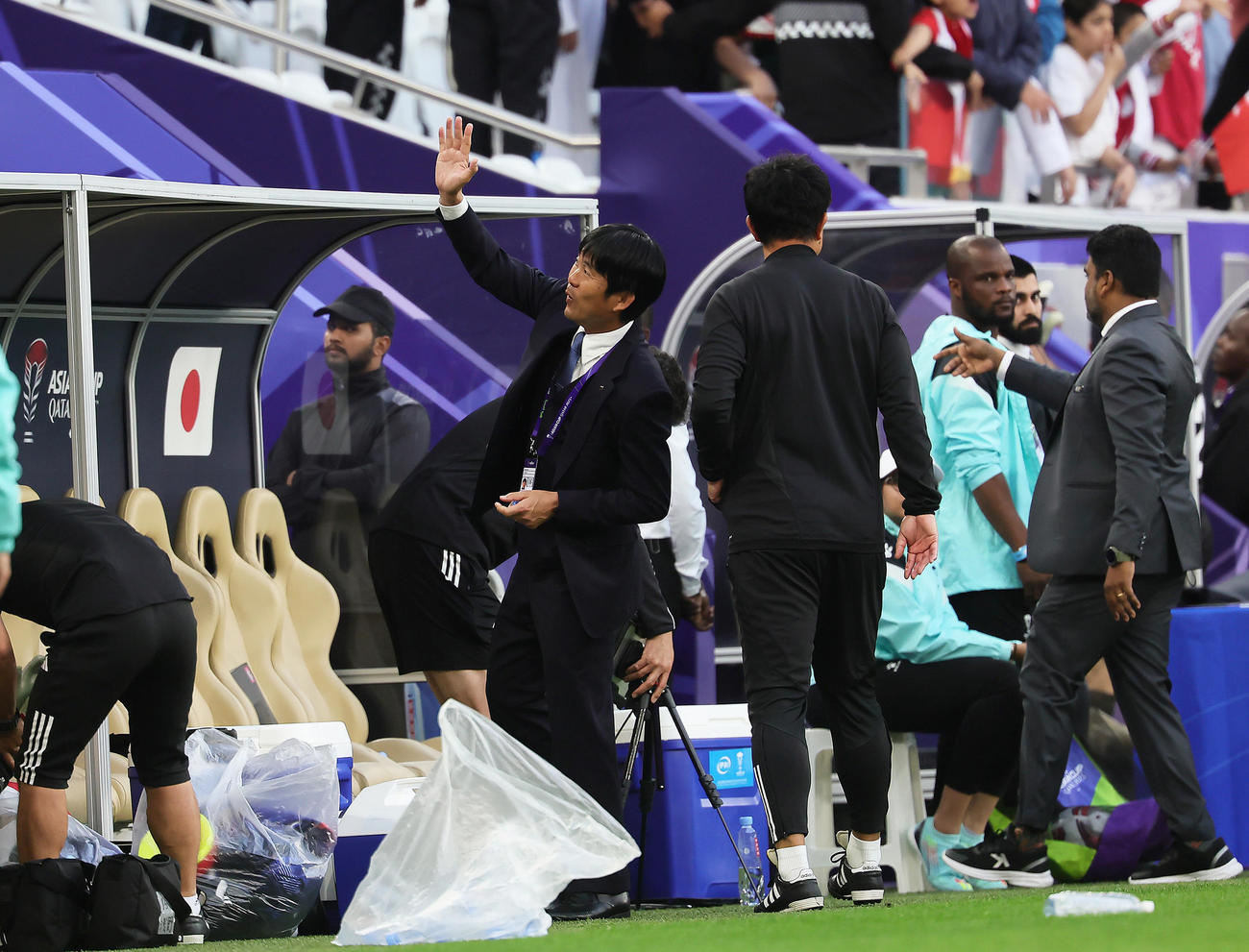 日本対バーレーン　試合に勝利しスタンドの声援に手を振って応える森保監督（撮影・足立雅史）