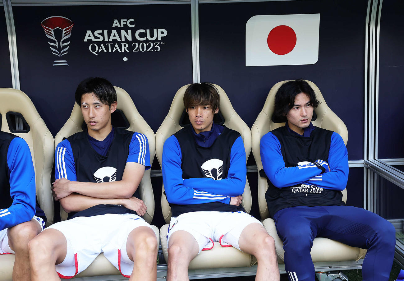 日本対バーレーン　ベンチスタートの伊東（中央）、南野（右）、伊藤（撮影・足立雅史）