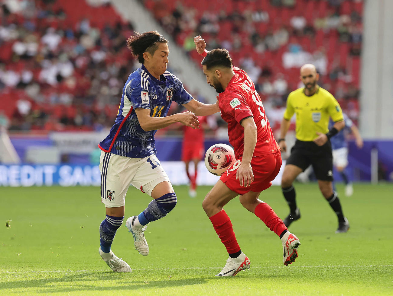 日本対バーレーン　前半、競り合う毎熊（左）（撮影・足立雅史）
