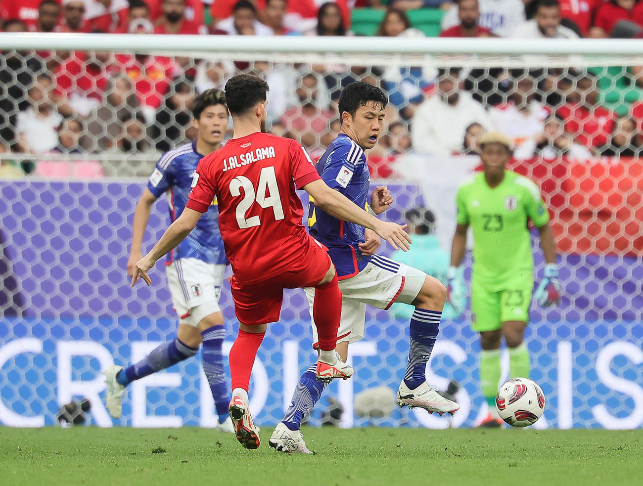 日本対バーレーン　後半、競り合う遠藤（右）（撮影・足立雅史）