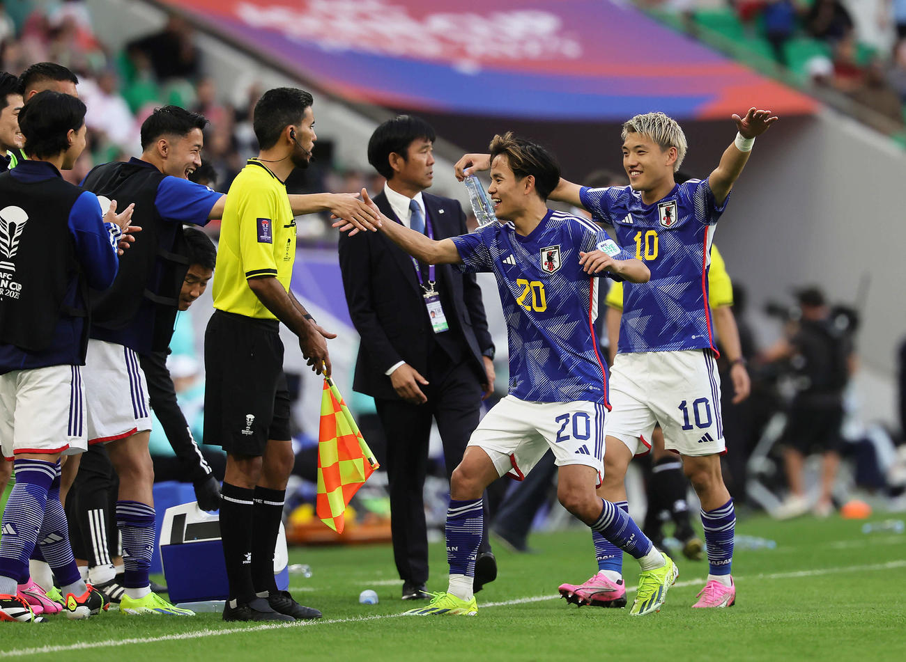 日本対バーレーン　後半、ゴールを決め喜び合う久保（中央）、堂安（右）ら（撮影・足立雅史）