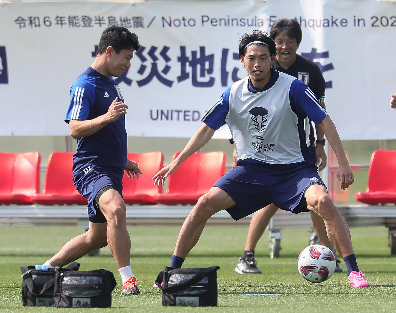 練習でボールを追う細谷（左）と町田（撮影・足立雅史）