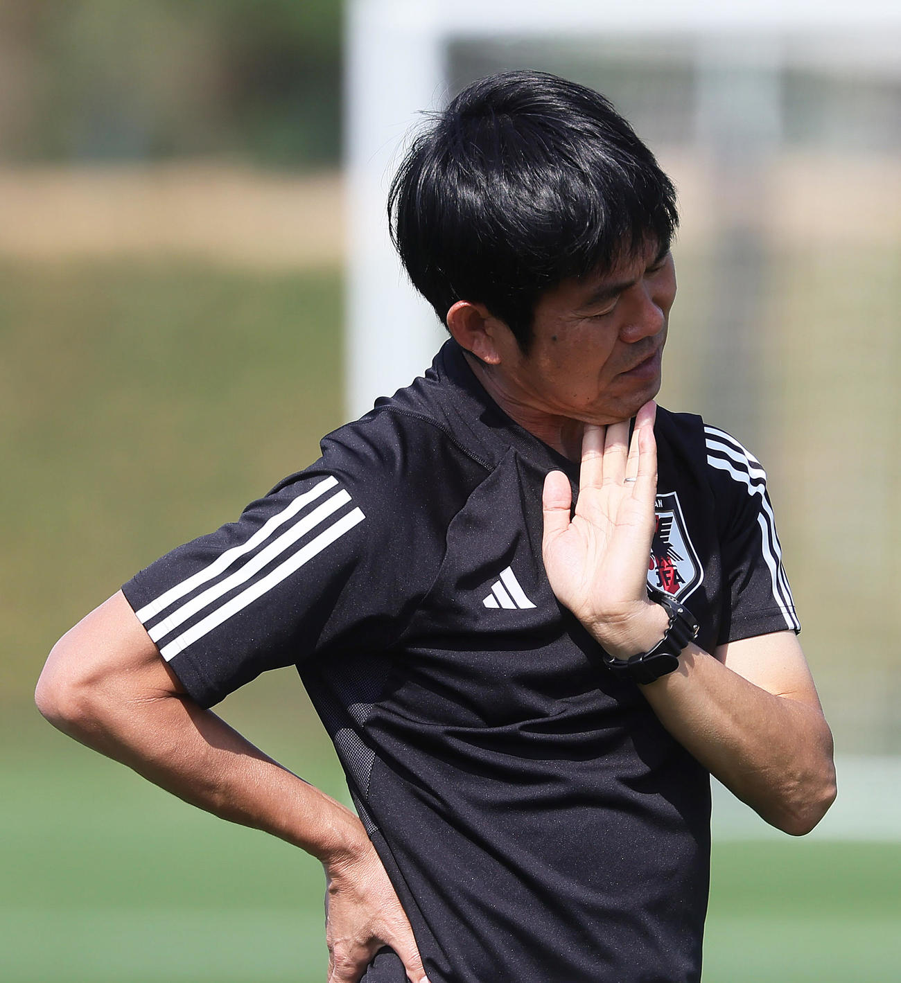 練習を前に、関係者と話す森保監督（撮影・足立雅史）